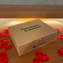 Carregar imagem no visualizador da galeria, Cesta Romântica (Chocolove) + Quadro Casal + Fotos Polaroid