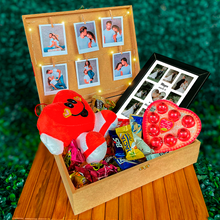 Carregar imagem no visualizador da galeria, Cesta Romântica (Magna) + Quadro Casal + Fotos Polaroid