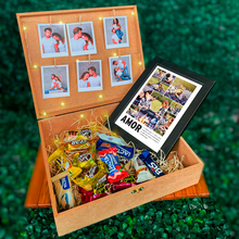 Carregar imagem no visualizador da galeria, Cesta Romântica (Fascínio) + Quadro Casal + Fotos Polaroid