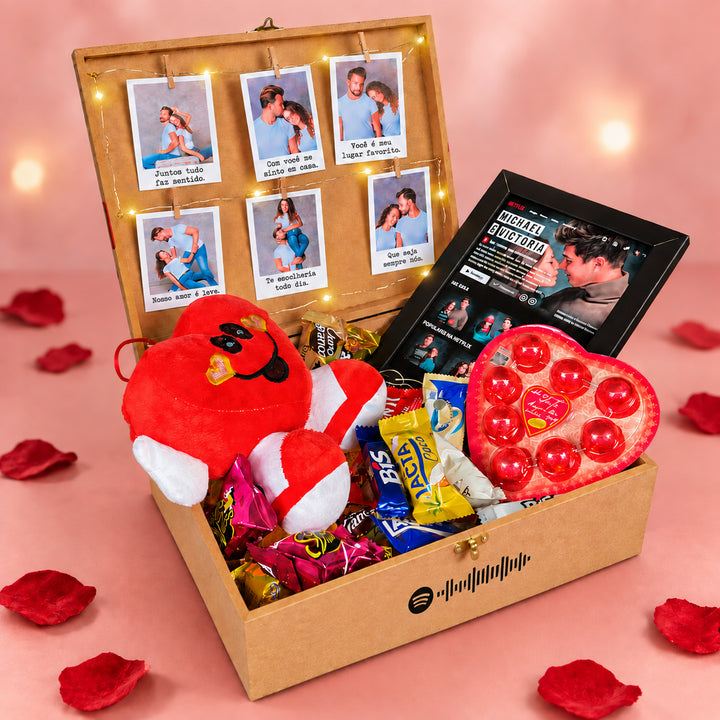 Cesta Romântica Personalizada com Quadro, Fotos Polaroid e Chocolates | Magna