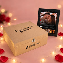 Carregar imagem no visualizador da galeria, Cesta Romântica Personalizada com Quadro, Fotos Polaroid e Chocolates | Fascínio