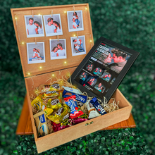 Carregar imagem no visualizador da galeria, Cesta Romântica (Fascínio) + Quadro Netflix + Fotos Polaroid
