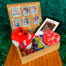 Carregar imagem no visualizador da galeria, Cesta Romântica (Magna) + Quadro Spotify + Fotos Polaroid
